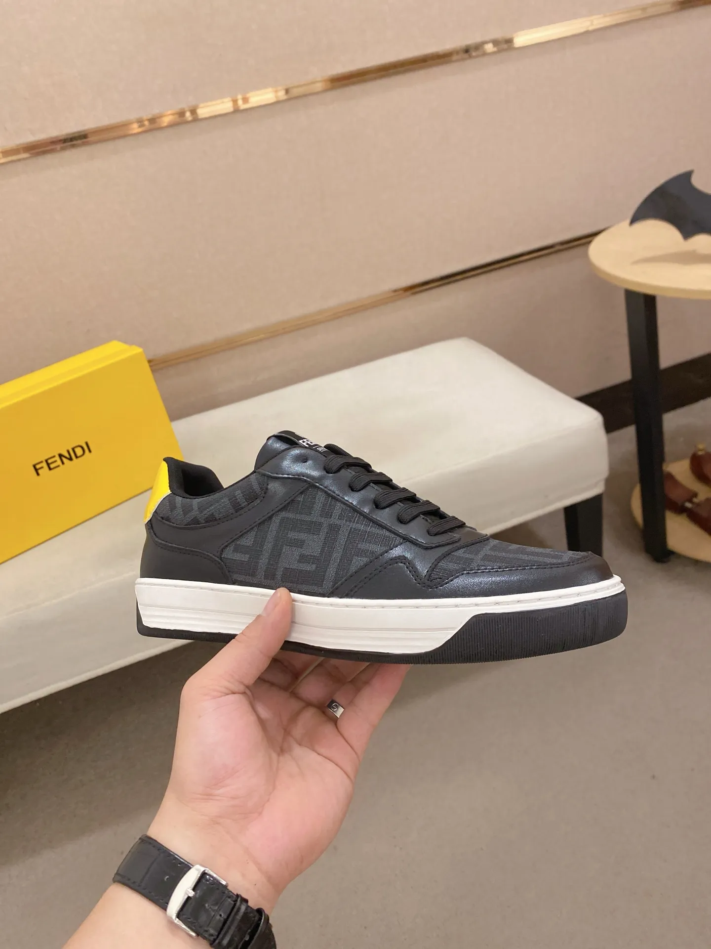 Men's shoes 💰 420💰 (FENDI) New style 👊🏻 upper 🇮🇹 imported cowhide fabric 🇩🇪 lining imported sheepskin lining. The original outsole is molded to highlight the identity of every man, and the upper foot is stable and stable🚶🏻🚶🏻The high-end custom counters reproduce the original version📯No matter the wind or rain, the shoe last remains unchanged and can withstand the verification of time🔍️,🔵 Size: 38-44 (45 is custom-made and cannot be returned or exchanged